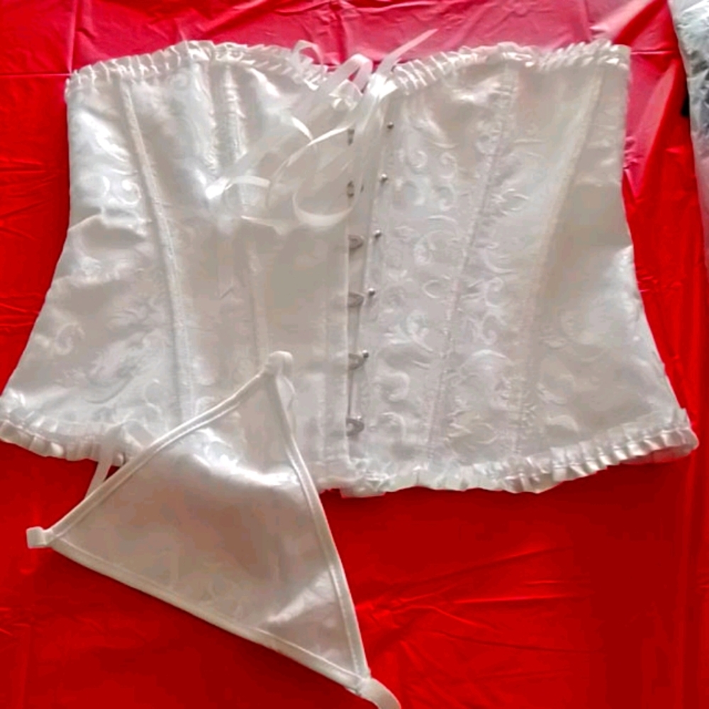 Corset with undues